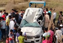 बाइक सवार को बचाने में स्कार्पियो बिजली खम्भे से टकराई बाल-बाल बचा चालक