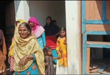 पुलिस की गुंडागर्दी बरदह थानाध्यक्ष के तोड़ फोड़ से मुस्लिम समुदाय में बना दहशत का माहौल