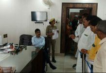 शिक्षक पर फर्जी मुकदमा दर्ज करने को लेकर शिक्षक गण धरना देने पहुंचे डीएम ऑफिस