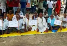 मार्ग का गड्ढा मुक्त करने के लिए समाजसेवी बैठे अनिश्चितकालीन अनशन पर