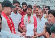 व्यापारियों ने भाजपा जिला अध्यक्ष को सौंपा ज्ञापन