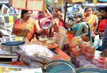 करवा चौथ पर सजे बाजार खरीदारी में जुटी महिलाए