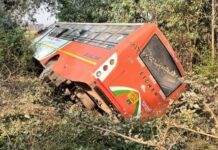 बस चालक ने मोटरसाइकिल सवार को बचाने में बस अनियंत्रित दिशा होकर खाई में गिरी