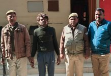 थाना जफराबाद पुलिस द्वारा गैरइरादतन हत्या का बांछित अभियुक्त बांस के डण्डे के साथ किया गिरफ्तार