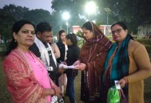 सांसद संजय सिंह कि गिरफ्तारी के विरोध में व अपने नेता के समर्थन में जिलाध्यक्ष ने क्षेत्रवासियों को बांटे पर्चे