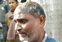 डीएम ऑफिस के सामने एक दम्पत्ति ने डीजल छिड़ककर आत्मदाह का प्रयास किया