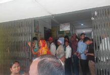 मरीजों की लगी भीड़ पर्ची कटाने को लेकर कई कतार में खड़े हुए लोग