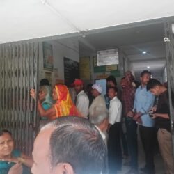 मरीजों की लगी भीड़ पर्ची कटाने को लेकर कई कतार में खड़े हुए लोग