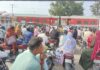 रेलवे लाइन के ऊपर ओवर ब्रिज ना होने के कारण आम आदमी को आधे घंटे से ज्यादा अवरोध बना रेलवे फाटक