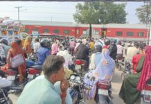 रेलवे लाइन के ऊपर ओवर ब्रिज ना होने के कारण आम आदमी को आधे घंटे से ज्यादा अवरोध बना रेलवे फाटक