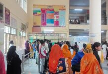 महात्मा ज्योतिबा फुले संयुक्त जिला चिकित्सालय अकबर पुर मे लगी मरीजों की भारी भीड़