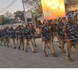 होली के त्योहार को देखते हुए अखंडनगर पुलिस टीम ने किया फ्लैगमार्च