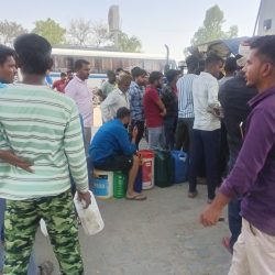 डीजल पेट्रोल के लिए पेट्रोल पंपों पर भारी भीड़, किसान , तथा वाहनों की लगी लाइन