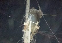 ट्रांसफार्मर के खराबी के कारण गॉव की लाइट है बाधित, लोगों को अंधेरे मे रहना है मजबूरी