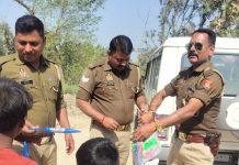 मुसहर बस्ती में वर्दी ने बाँटे रंग और होली का दिया संदेश, बच्चों के चेहरे पर दिखी विश्वास और मुस्कान