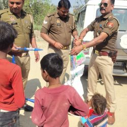 मुसहर बस्ती में वर्दी ने बाँटे रंग और होली का दिया संदेश, बच्चों के चेहरे पर दिखी विश्वास और मुस्कान