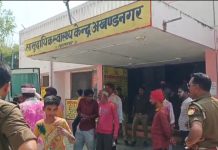 तेज रफ्तार मोटरसाइकिल सवार ने खड़े पुलिस टीम के वाहन में मारी टक्कर