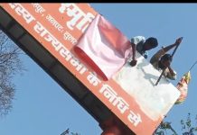 सरकारी निधि से बना गेट पर प्रधान प्रतिनिधि ने लगवाई अपनी पर्सनल फोटो