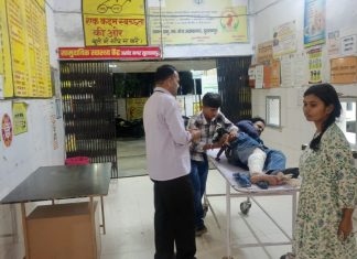 दो मोटरसाइकिल की टक्कर में चार लोग हुए घायल