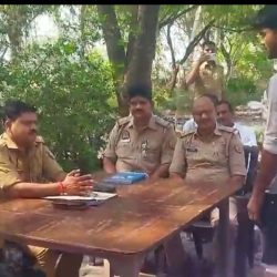 पीस कमेटी की बैठक में थाना में पत्रकारो के लिए कुर्सियां गायब