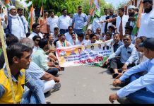 निजी विद्यालयों की मनमानी पर कांग्रेसियों का विरोध प्रदर्शन, राज्यपाल को भेजा ज्ञापन