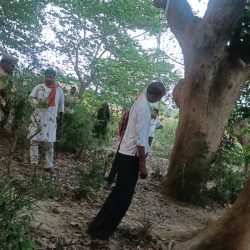गांव में मचा हड़कंप , संदिग्ध परिस्थिति में पेड़ से लटकता मिला युवक का शव