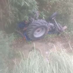 साइड लेते समय ट्रैक्टर पलटा ड्राइवर सहित सवार तीन बच्चे बाल बाल बचे