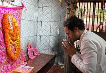 जलालपुर के शीतला माता मठिया मंदिर में पीएम मोदी के दीर्घायु जीवन के लिए विशेष पूजन, पूर्व सांसद रितेश पांडे ने की कामना