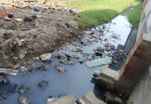 लाखों की लागत से बना नाला बना अभिशाप, दुर्गंध और गंदगी से त्रस्त ग्रामीणों ने बीडीओ से लगाई गुहार