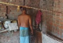 एक युवक का सव घर के बरामदे में गमछा के सहारे लटकता हुआ मिला