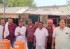 ग्रामीणों और व्यापारियों ने किया शर्बत वितरण