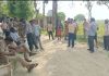 पुलिस और राजस्व टीम ने हटवाया चकमार्ग से अतिक्रमण