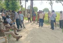 पुलिस और राजस्व टीम ने हटवाया चकमार्ग से अतिक्रमण