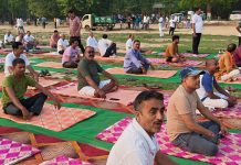 जलालपुर नगर के नरेंद्र देव इंटर कॉलेज के प्रांगण में योग महाकुंभ: तनाव मुक्ति व रोग प्रतिरोधक क्षमता का दिया मंत्र