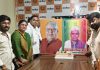 मनोज सिन्हा और कलराज मिश्र का जन्मदिन भाजपा कार्यालय पर केक काटकर मनाया गया