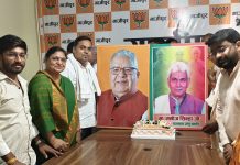 मनोज सिन्हा और कलराज मिश्र का जन्मदिन भाजपा कार्यालय पर केक काटकर मनाया गया