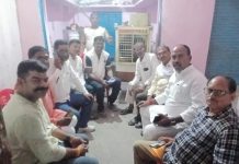 अखण्डनगर चौक पर भाजपा विधायक राजेश गौतम लोगो के बीच मे चर्चा परिचर्चा करते हुए