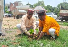 भाजपा कार्यकर्ताओं ने सौ पौधे लगाकर पर्यावरण संरक्षण की दिशा में उठाया सार्थक कदम