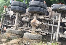 ओवरलोड ट्रक पलटी ,ड्राइवर और कंडक्टर सुरक्षित