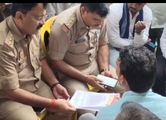 उच्च अधिकारियों के मदद के आश्वासन पर माने परिवारीजन, 20 घंटे बाद शव का किया अंतिम संस्कार