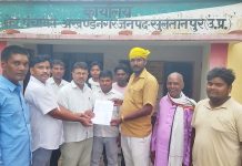 कोटेदार चुनाव प्रक्रिया मे स्थान परिवर्तन को लेकर ग्रामीणों ने सौप एस डी एम कादीपुर,खंड विकास अधिकारी अखंड नगर को ज्ञापन