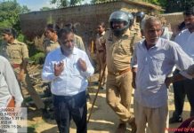 बंजर भूमि से नायब तहसीलदार ने जिला अधिकारी के आदेश पर कब्जा हटवाया