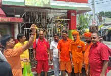 सावन में आस्था का उमंग: कांवड़ियों ने दुर्गा मंदिर में मत्था टेक, बाबा बैजनाथ के लिए भक्त हुए रवाना