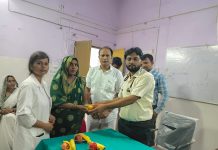 प्रधान मंत्री सुरक्षित मातृत्व अभियान के तहत वितरण किया गया गर्भवती महिलाओ को फल