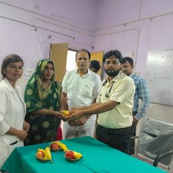 प्रधान मंत्री सुरक्षित मातृत्व अभियान के तहत वितरण किया गया गर्भवती महिलाओ को फल