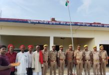 मुडिला पुलिस चौकी पर ध्वजारोहण कर झंडे को दी गई सलामी