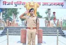 आजमगढ़ SSP डॉ0 अनिल कुमार ने पुलिस लाइन में शुक्रवार परेड का किया निरीक्षण , ली सलामी।