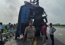 पीछे से ट्रक ने बस में मारी टक्कर,तीन यात्रियों की मौत