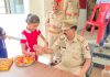 बच्चियों ने पुलिसकर्मियों और पत्रकारों की कलाई पर बांधी राखी
