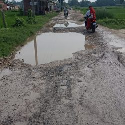 पक्की सड़क बनी राहगीरों के लिए समस्या